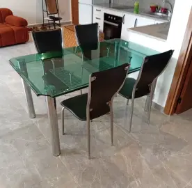 Table en verre avec chaises