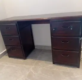 Bureau en bois vernis