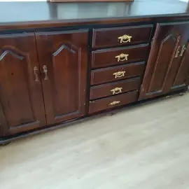 Buffet à vendre, solide et propre..